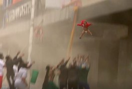VÍDEO. Mãe joga bebê de prédio em chamas na África do Sul