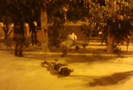 Dois jovens são assassinados em praça do bairro Primavera