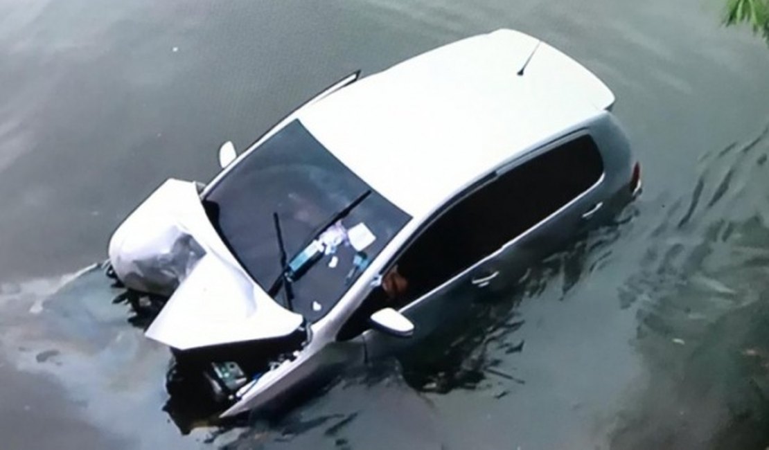 Homem perde controle do carro e veículo cai de ponte no Litoral Alagoano