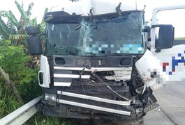 Batida entre dois caminhões deixa motorista ferido em Joaquim Gomes
