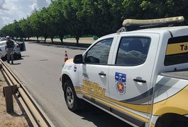 Motorista perde controle de carro e bate veículo em proteção de rodovia, em Arapiraca