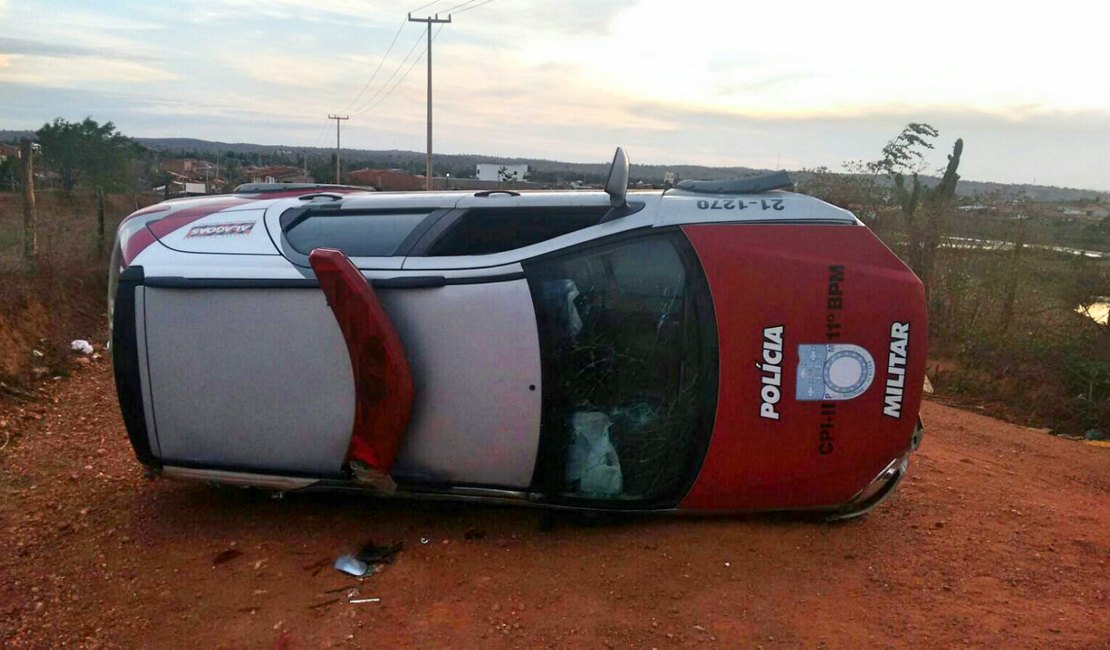 Viatura da PM capota durante perseguição e militares ficam feridos, em São Brás