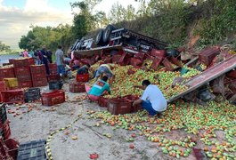 Caminhão com tomates tomba e deixa motorista morto, entre Rio Largo e Satuba