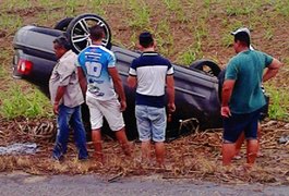 Homem perde controle de veículo e capota na AL-450