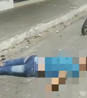 Motociclista perde o controle da direção e bate em poste no Centro de Arapiraca