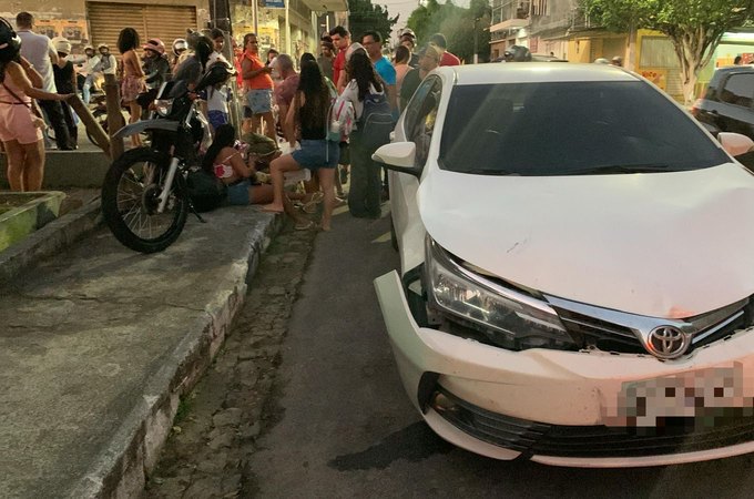 Dois adultos e menina de 6 anos são socorridos após colisão entre carro e moto em Arapiraca