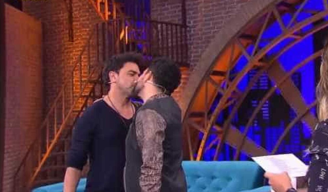 Zezé e Luciano dão selinho no 'Lady Night' para ver quem beija melhor