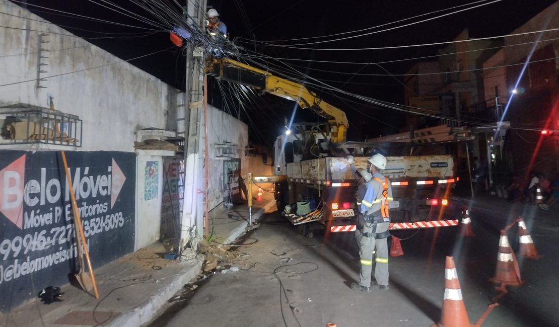 Caminhão guincho se choca contra poste de energia e danifica estrutura, em Arapiraca