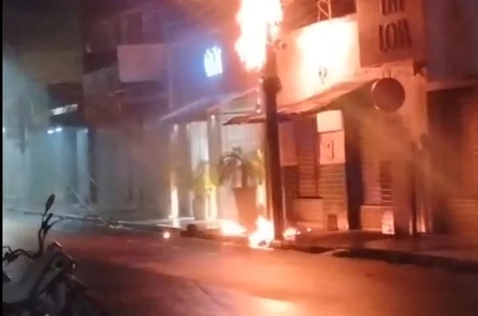 Incêndio em fiação de poste mobiliza Corpo de Bombeiros, no Centro de Arapiraca