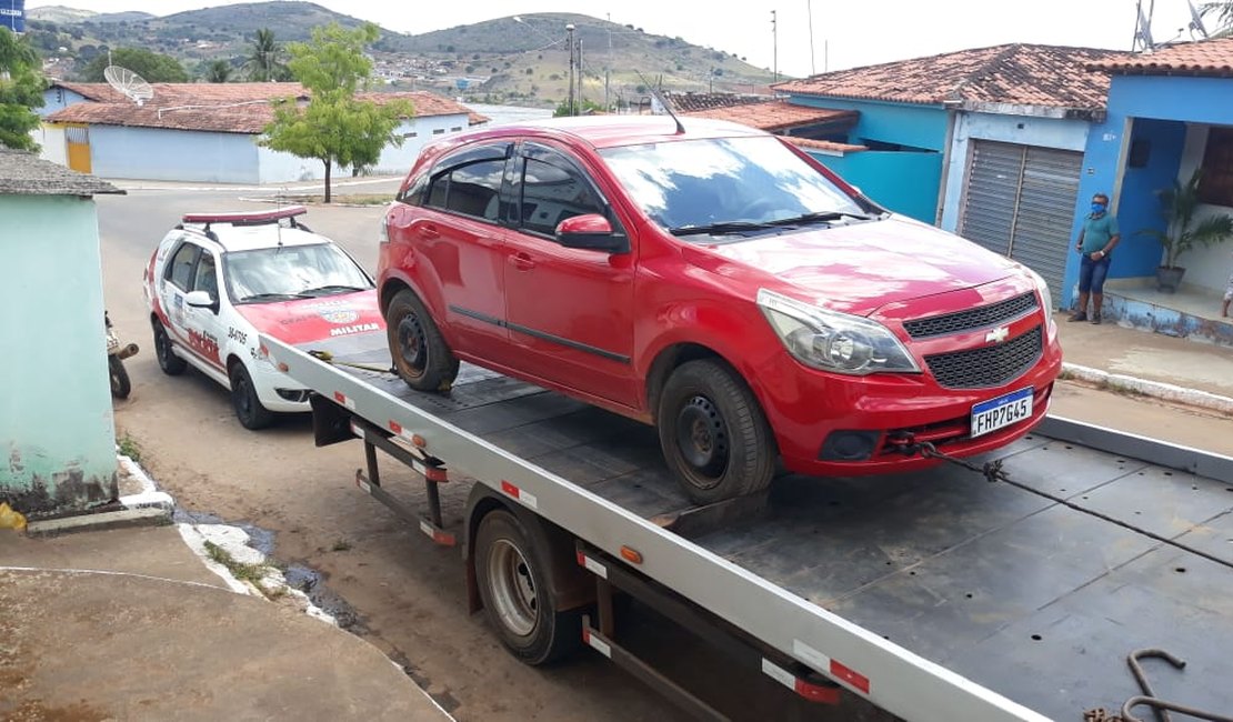 Polícia recupera carro roubado em Coité do Nóia