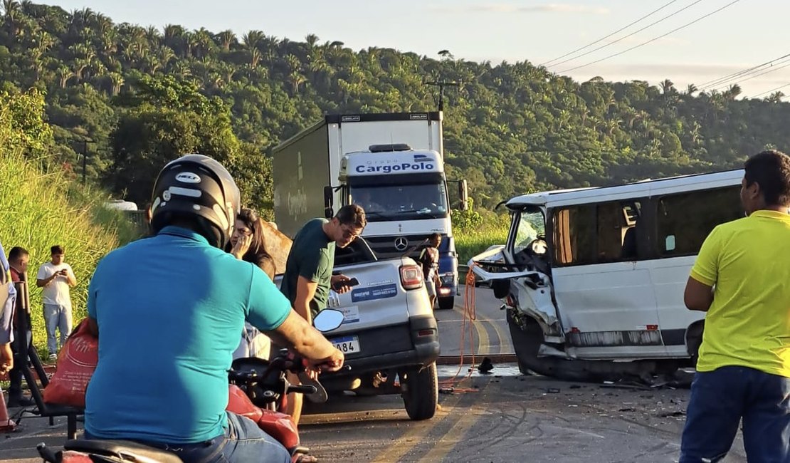Após 4 dias, idosa vítima de acidente entre carro e van com pacientes morre no hospital, em Alagoas