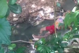 Homem é achado morto dentro de córrego na capital alagoana