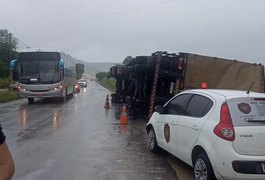 Motorista perde controle de carreta carregada e tomba veículo em rodovia alagoana