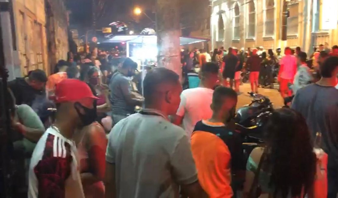 Vídeo: Festa com cerca de 1000 pessoas é flagrada em casa de shows no Jaraguá, em Maceió