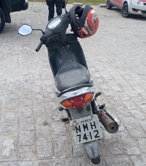 Motocicleta com queixa de roubo é localizada em residência após homem que guardou veículo entrar em contato com a PMAL