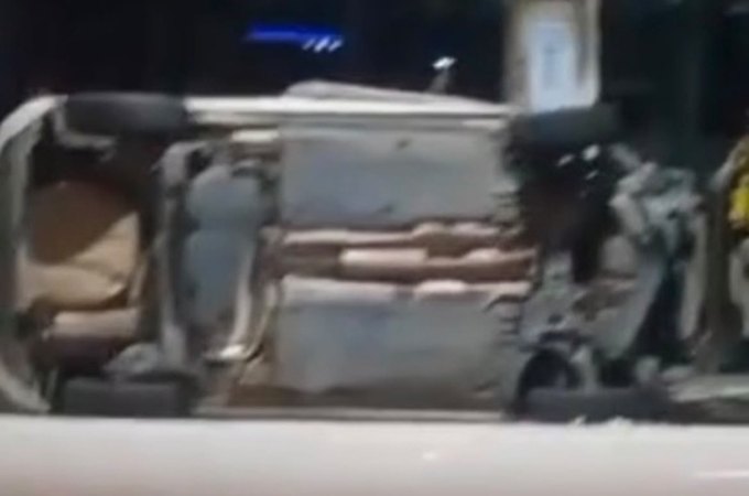 Colisão entre dois veículos em Cruz das Almas termina com carro capotado