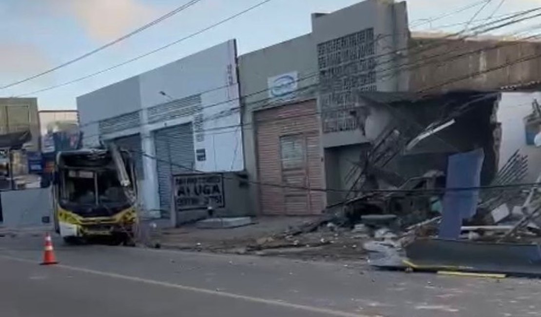 Motorista de ônibus passa mal no volante e atinge poste em Maceió