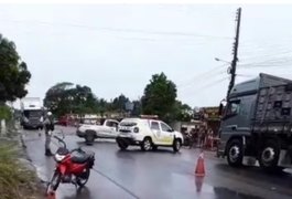 Fio de alta tensão cai em motociclista e deixa trânsito lento na AL-110, em Arapiraca
