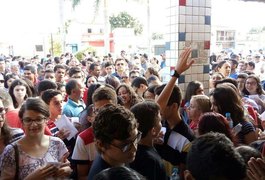 Candidatos a ingresso no Colégio Militar Tiradentes lotam escolas durante selecão