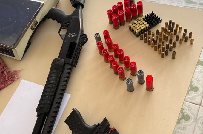 Polícia Militar apreende armas e munições durante cumprimento de mandado em condomínio de Arapiraca