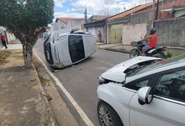 Veículo tomba após colisão com outro carro, no bairro São Luiz I, em Arapiraca; assista