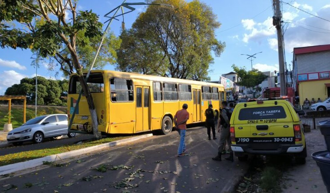 Em ladeira, ônibus escolar colide em carro e caminhão, em Palmeira dos Índios