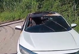 Carro roubado nas imediações do Sítio Breu é encontrado parcialmente carbonizado em estrada vicinal
