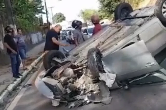 Motorista fica ferido após carro colidir em poste e capotar, em Maceió