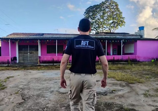 Mulheres resgatadas em operação tinham que fazer até 20 programas sexuais por dia e cumpriam jornadas de 14 horas, em Pernambuco