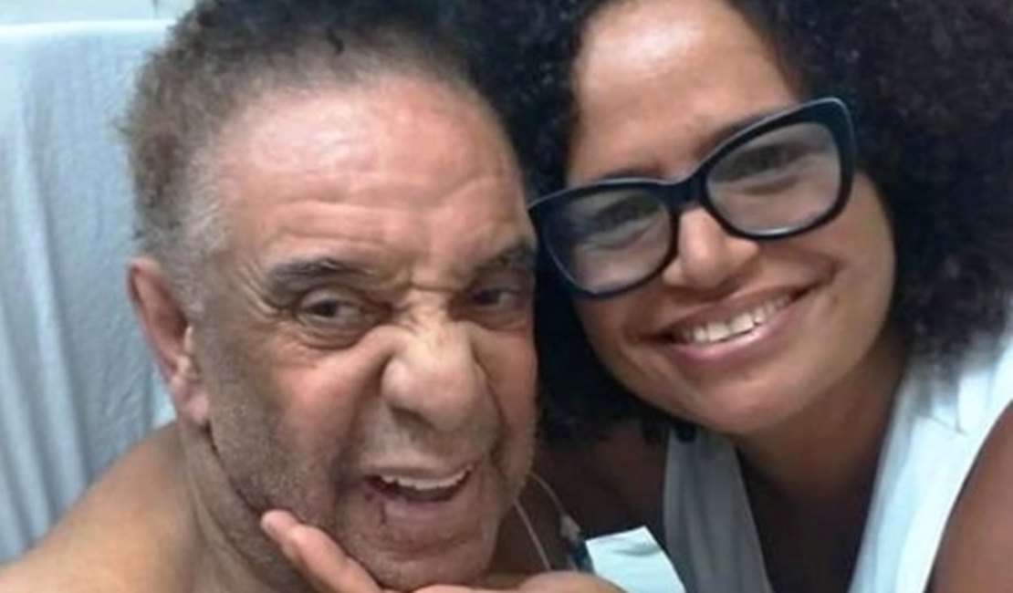 Agnaldo Timóteo tem melhora expressiva e faz selfie com fã no hospital