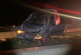 Homem cochila ao volante e bate carro em mureta de proteção