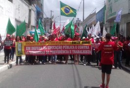 Contra reforma da previdência, movimentos sociais e sindicatos fazem protesto, em AL