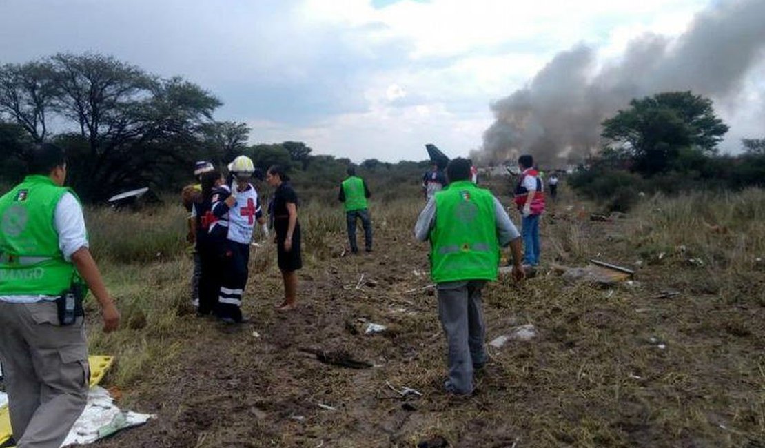 Os 101 ocupantes do avião que caiu no México estão vivos, diz empresa