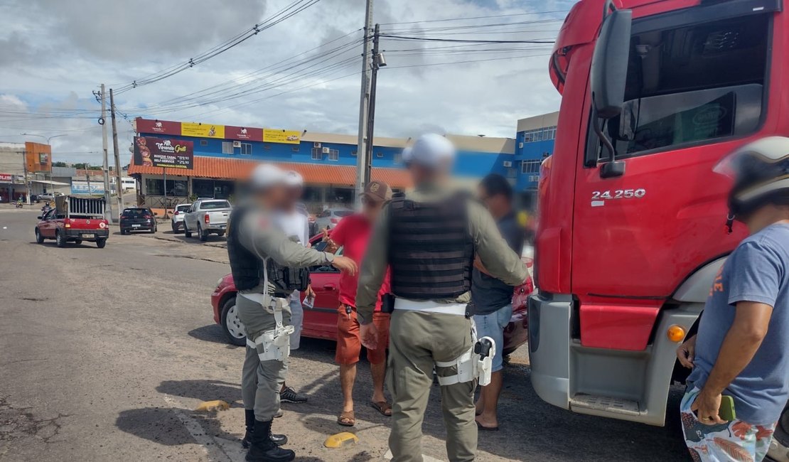 Motorista de caçamba perde controle de veículo e bate em carro em rodovia de Arapiraca