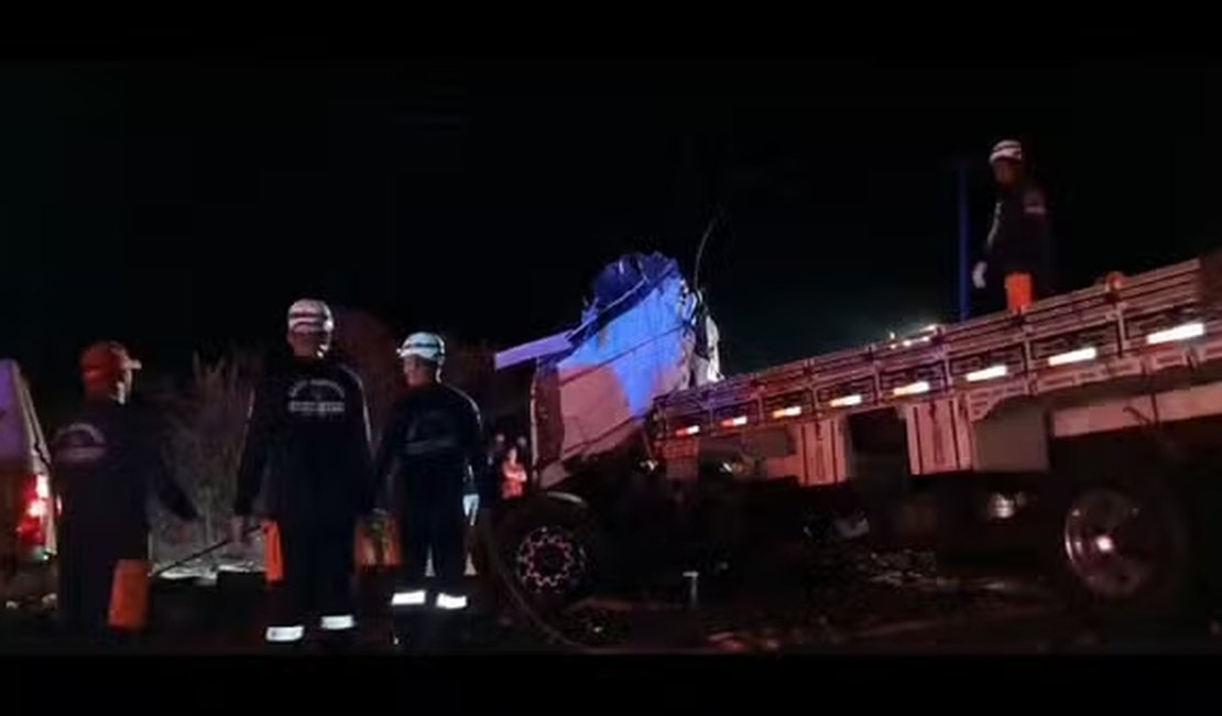 24 pessoas morrem e 6 ficam feridas em batida entre caminhão e ônibus de turismo na Bahia