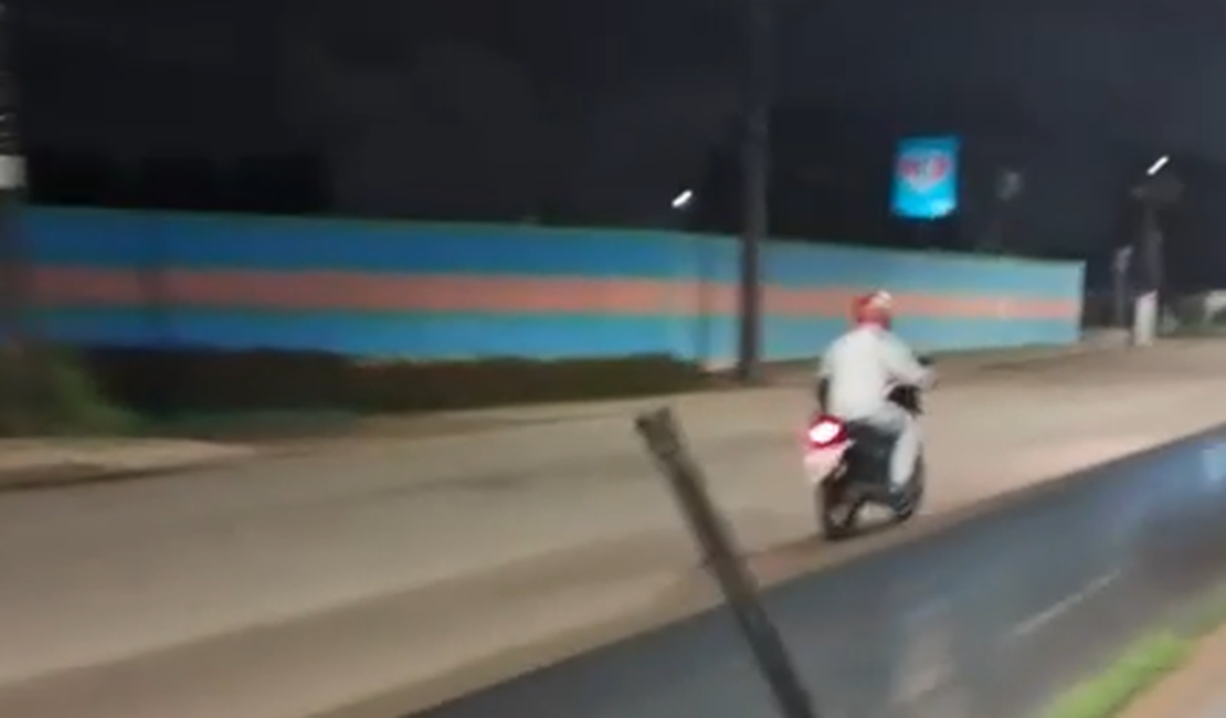 VÍDEO: Motociclista é flagrado na contramão da AL-220, em Arapiraca: 'Bebo cego'