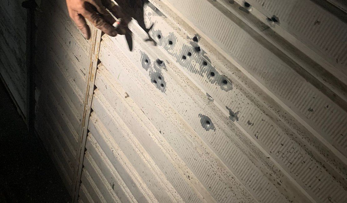 Imagens mostram ameaças e buracos de bala em estabelecimentos atingidos por bandidos em São Sebastião