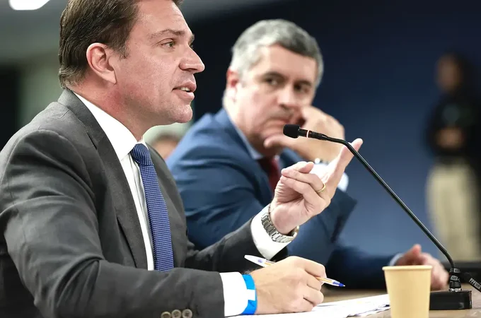 Moraes determina prisão de Ramagem após deputado ser visto em Miami