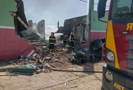 Populares denunciam transtornos que incêndio de grandes proporções em fábrica de embalagens ainda causa a moradores