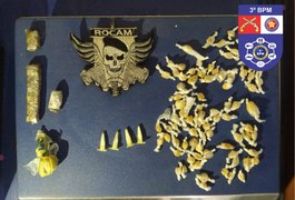 Jovem é preso e menores apreendidos por tráfico de drogas, em Arapiraca