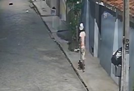Câmera flagra jovem pulando muro de residência para furtar bicicleta em Arapiraca