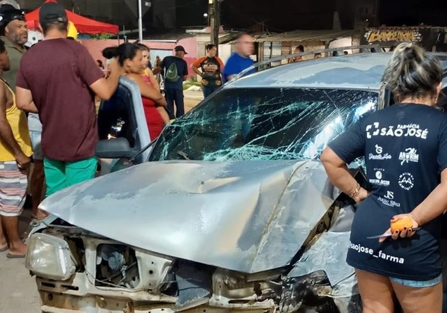 Carro colide contra parede de mercadinho e motorista fica preso às ferragens em Rio Largo
