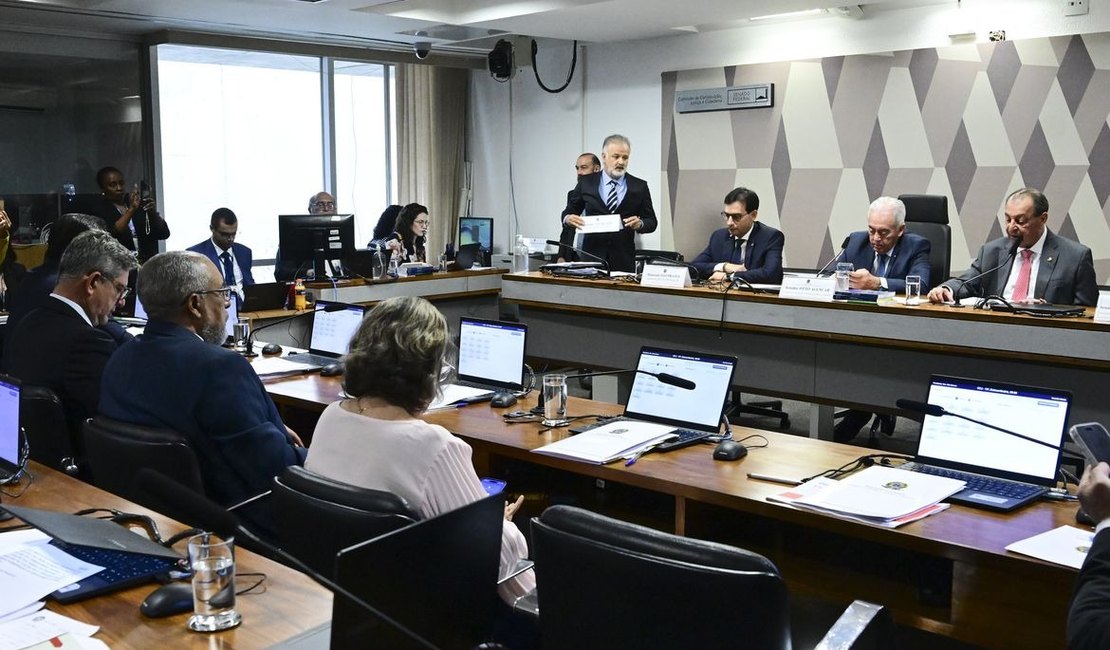 CCJ do Senado aprova PEC que acaba com jornada 6x1
