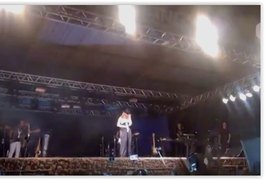 Chimbinha abandona o palco após público jogar objetos no palco