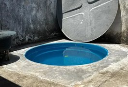 Pais são indiciados após morte de bebê afogado em caixa d’água usada como piscina em Coruripe