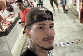 Felipe Amorim visita Mercado Municipal de Arapiraca após show e veste camisa do ASA