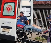 Motociclistas tentam desviar de bola de futebol e acabam colidindo de frente, em Arapiraca