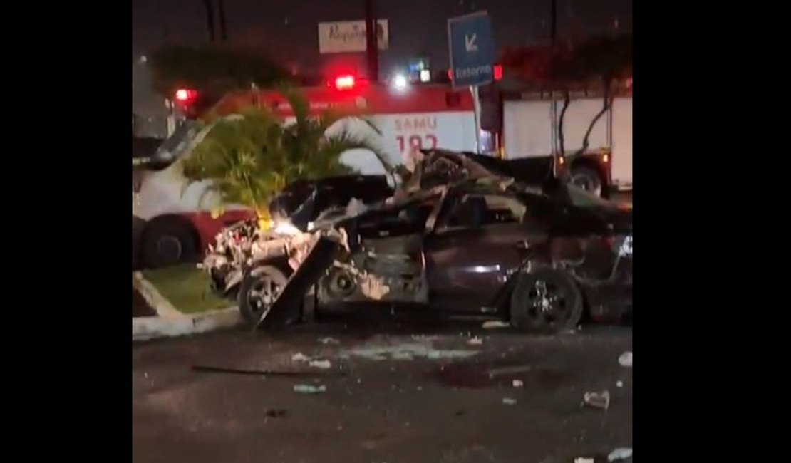 Três pessoas ficam feridas em capotamento de veículo dentro de estacionamento de shopping, em Maceió