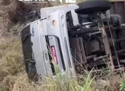 Caminhão tomba na AL-220 próximo ao Trevo de Olho d’Água das Flores