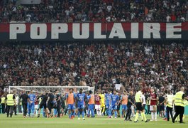 Jogo do campeonato francês é encerrado após torcedores provocarem confusão generalizada